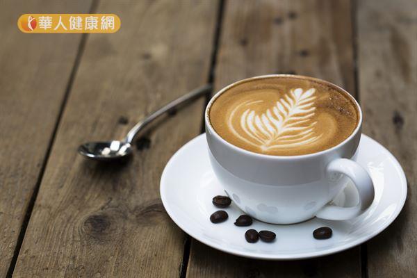 黑咖啡含有糖分，但是含量非常低，每100克的咖啡只含有0.5至1克的糖。