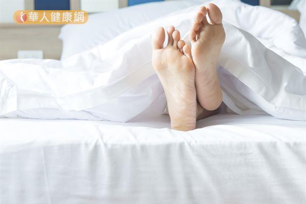 腳底是幫助人體散熱的絕佳部位，晚上燥熱睡不著的時候記得把腳伸出棉被外試試看！