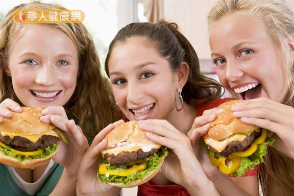 漢堡不一定是垃圾食物，如果妥善選擇食材、搭配大量蔬果，也能吃出健康。