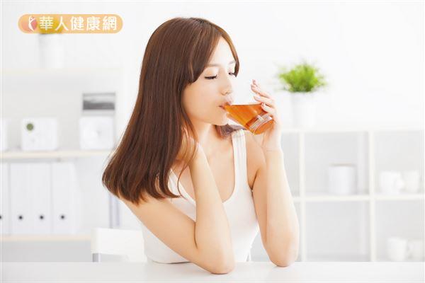 營養師趙函穎解釋，茶中的兒茶素可以減少部分吃進去的脂肪囤積在體內。