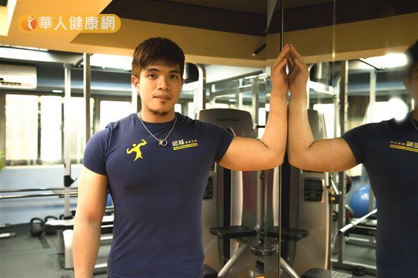 專業健身教練李哲宇，特地為女生們示範怎麼輕鬆做伏地挺身，練出美麗的肌肉線條！（攝影／江旻駿）
