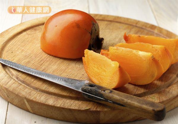 柿子含有豐富的維生素A、維生素C和鐵，能幫助補血美肌。