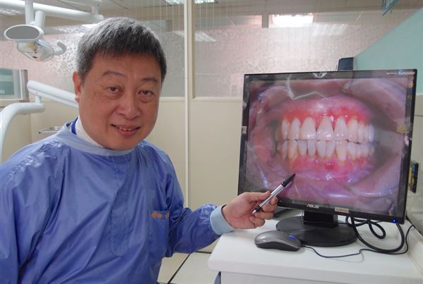 中山醫學大學附設醫院口腔病理暨診斷科主任黃裕峰醫師表示，「口腔扁平苔癬」是一種常見的口腔黏膜疾病，容易出現在40歲到60歲的中年。（圖片／中山醫學大學附設醫院提供）