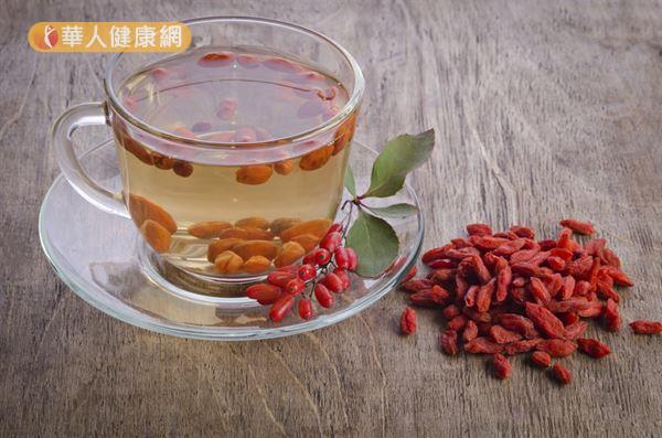 財團法人彰化基督教醫院陳燕華營養師表示，龍眼枸杞茶其中僅有枸杞具有保健眼睛的功效，龍眼基本上只是添加茶飲的甜味。