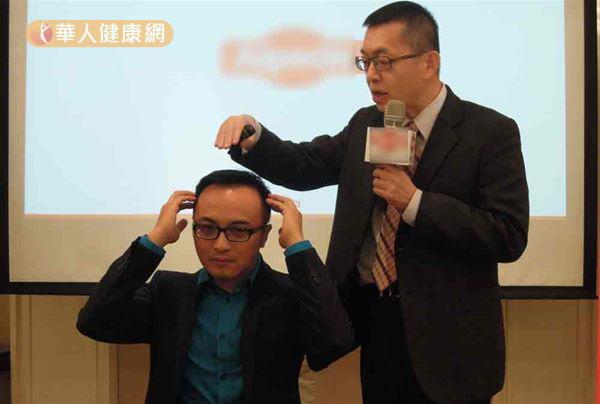 皮膚科醫師趙昭明表示，近來門診發現，因為壓力太大導致嚴重落髮，以及頭皮屑增加的求診患者增加2成。