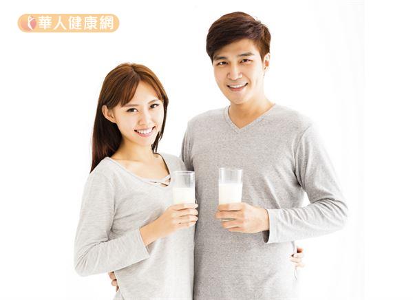 冬天肌膚容易乾燥，可以適度喝牛奶補充維生素和礦物質。