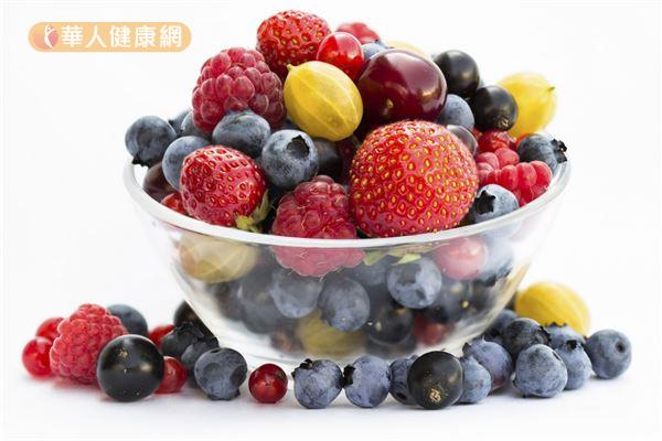 草莓、藍莓、黑醋栗、覆盆子等莓類富含抗氧化物，適量食用有益健康！