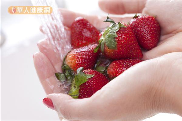 清洗草莓時務必小心，過度刷洗反而會造成表皮破損。