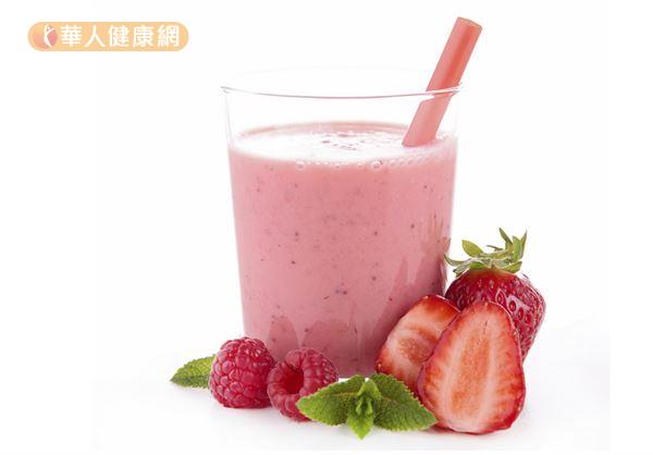 草莓牛奶喝下肚後可能形成草酸鈣，不易被人體吸收，會透過糞便排出體外。