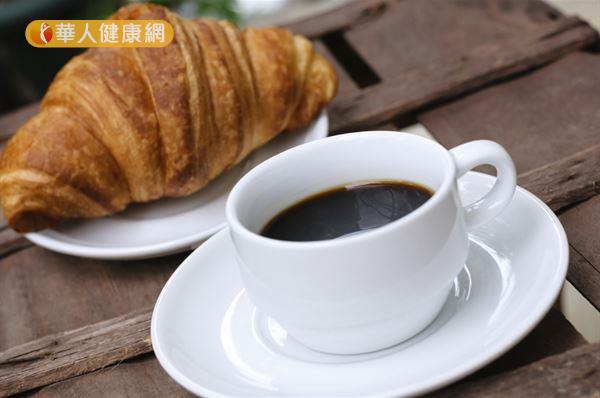 咖啡如果天加糖或牛奶，變質、滋生細菌的可能性又更高。