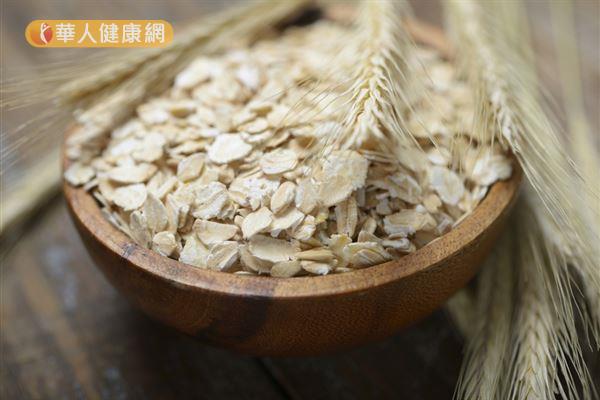 劉汶璋營養師表示，100公克的燕麥約有406大卡的熱量，比白飯高出2倍之多。