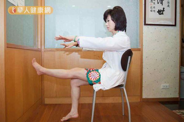 吳明珠中醫師（如圖）親自示範抬腳運動，幫助上班族瘦身。（攝影／記者江旻駿）
