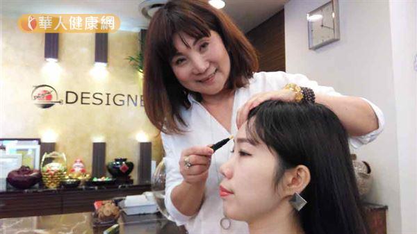 王俐人（如圖）指出，頭皮屑多寡是健康頭髮第一指標，民眾可照鏡檢查。（攝影／記者張世傑）