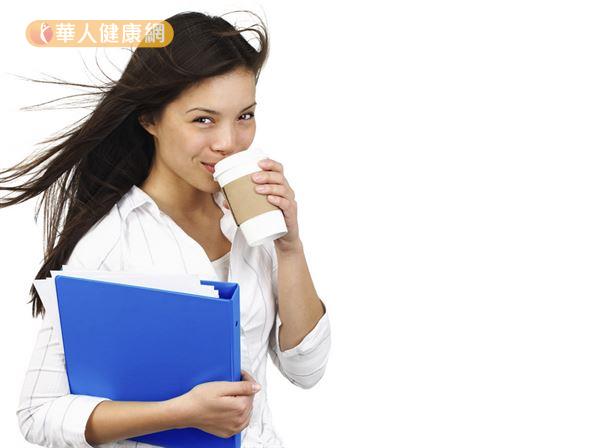 喝咖啡的時候應減少糖和奶精的攝取量，才能喝出健康。