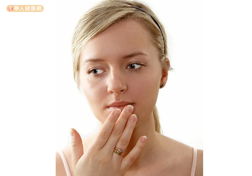 嘴唇常會脫皮的人，代表最近胃火很大，會出現嚴重的口臭。