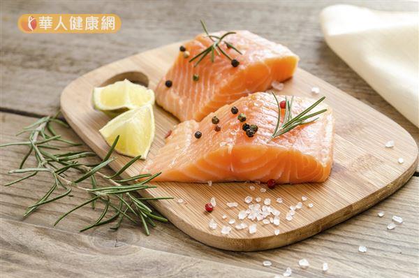 鮭魚和其他海鮮中含有的Omega-3脂肪酸有益於腦部健康，可能還可以減緩阿茲海默症的病程。