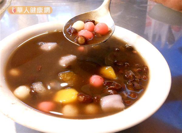 紅豆湯有助消除身體浮腫，又能養心補血，是湯圓湯底的好選擇。