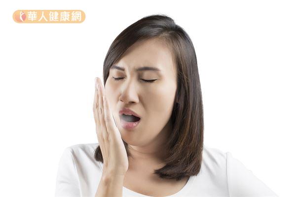 一般來說，蛀牙及牙周病是造成口臭的常見原因，大部分有口臭的人，都是睡覺前沒做好口腔清潔導致，