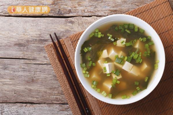 味噌主要由黃豆發酵而成，喝味噌湯的時候也能喝進豐富的益菌。