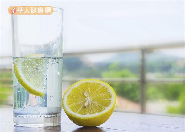 檸檬水不適合一早起床空腹時飲用，以免傷胃、引起火燒心等症狀。
