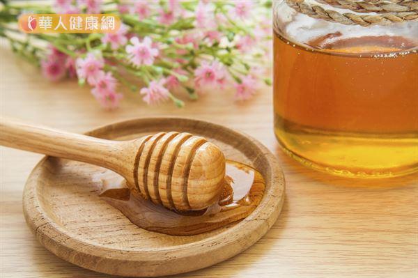 蜂蜜比一般精緻糖含有更多營養素，也有助舒緩感冒的喉嚨痛症狀。