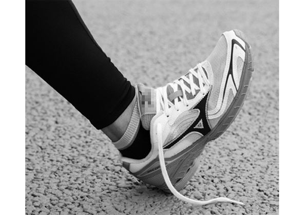避免扭伤、磨脚!必知5步骤慢跑鞋正确穿法 | 运