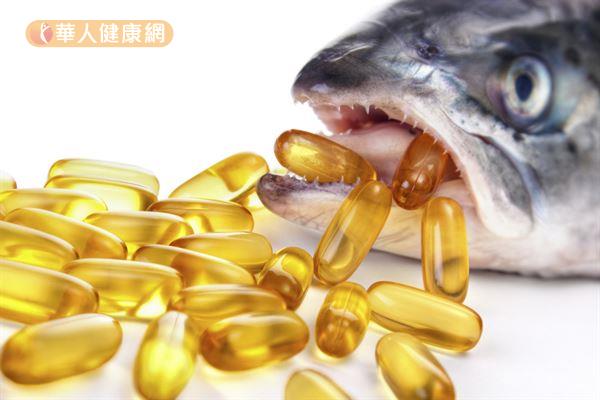 魚油是魚類體脂肪萃取出的油脂，魚肝油則是魚、海豹或深海動物的肝臟提取出的油脂。