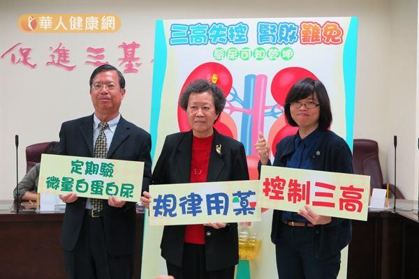賈淑麗副組長（右）和陳鴻鈞醫師（左）呼籲三高患者規律用藥，定期做白蛋白尿的檢查，以守護腎臟健康。（攝影／駱慧雯）