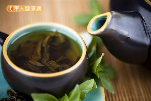 茶飲中所含的單寧酸（鞣酸），確實會影響鐵質吸收，但單寧酸只會影響植物性鐵質的吸收，至於動物性鐵質，則沒有太大的影響。