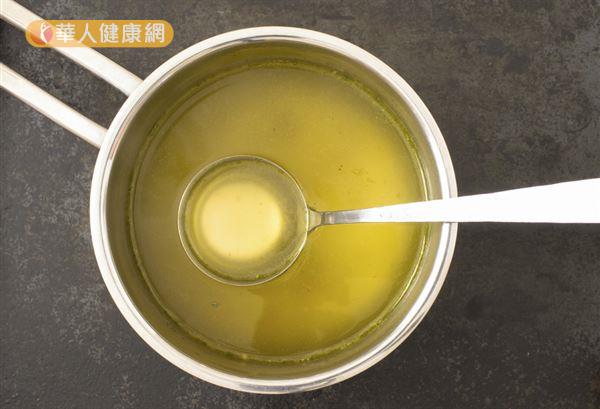 雞湯有助舒緩初期感冒，搭配大蒜或洋蔥一起熬煮，強身效果更好。
