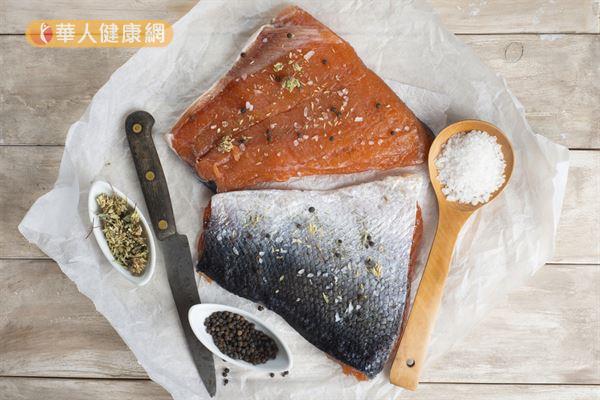 鮭魚富含omega-3脂肪酸，可以降低壞膽固醇和三酸甘油脂。