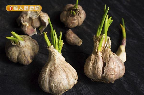 陳彥甫營養師表示，大蒜發芽後，不會像馬鈴薯一樣產生毒素，仍可食用。