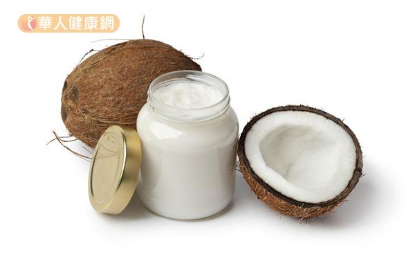 椰子油是天然保濕劑，分子小容易被肌膚吸收，可以潤膚、對抗老化。