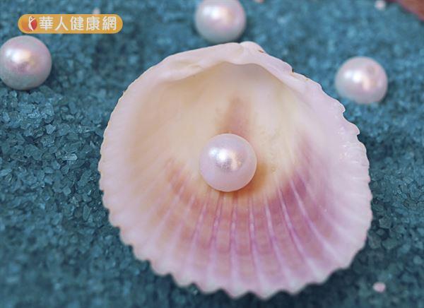 珍珠粉當中的珍珠精華，有助改善黑斑、暗沉等肌膚問題。