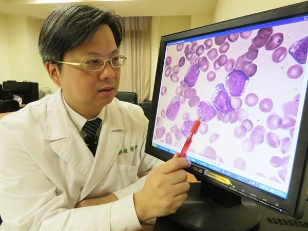 李典錕醫師說明李姓患者的骨髓抺片檢查結果，顯示大部份是血癌細胞。（圖片提供／童綜合醫院）