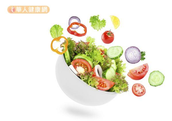利用當季蔬果做沙拉，再搭配紫蘇梅汁一起吃，越吃越涮嘴！