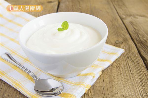 優格、起司、牛奶等奶製品含有乳清蛋白，研究發現可以提供較高的飽足感。