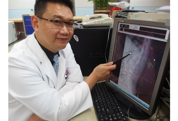 臺中醫院神經外科主任鍾偉安醫師表示，骨質疏鬆病患常因碰撞、跌倒甚至打噴嚏導致骨折，其中以椎體骨折較為常見。（圖面提供／臺中醫院）