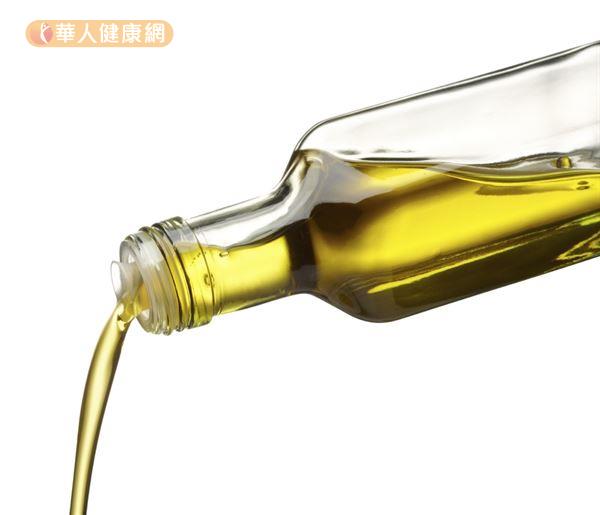 植物油經過「氫化」過程會改變脂肪酸結構，可能產生反式脂肪或飽和脂肪。