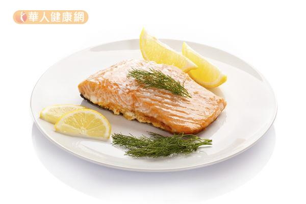 鮭魚富含omega-3脂肪酸，可以幫助消炎、調節內分泌。