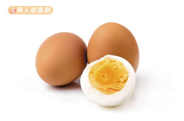 蛋黃含有維生素A，可以暢通毛孔、減少角質層堆積。
