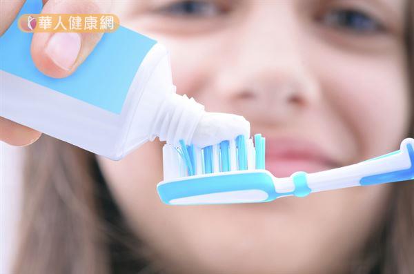 長期使用美白牙膏，可能會傷害牙齒，甚至引發敏感問題。