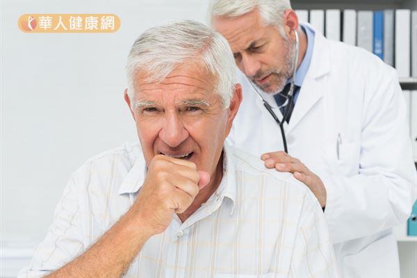 老翁慢性咳嗽持續半年，服用止咳藥也不見效，進一步檢查才發現是大腸癌氣管內轉移所致。圖非當事人。