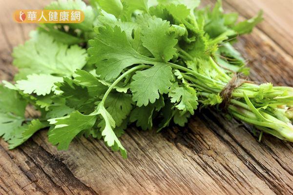 常被台灣人稱為「香菜」的芫荽，能安撫情緒、滋養神經，舒緩頭痛。