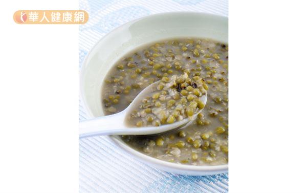 在濕熱的夏天，喝一碗綠豆薏仁湯可以清熱去濕、消暑解渴。