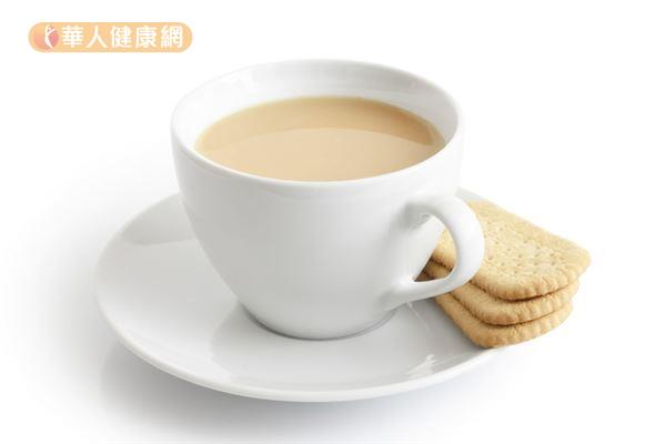 以鮮奶取代奶精調製奶茶，確實比添加奶精健康，但也要注意控製糖的使用量。