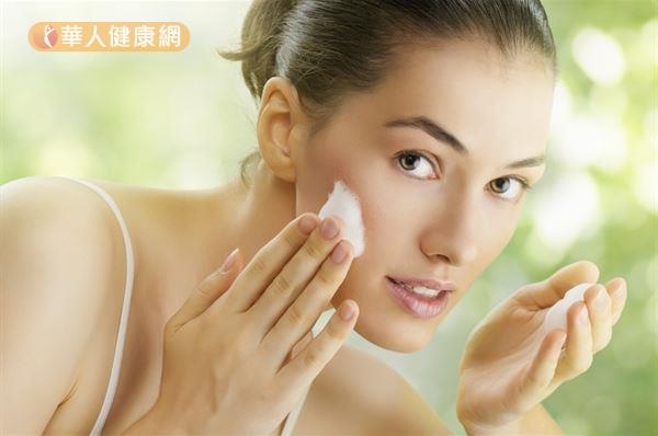 過熱或過冷的水，有可能會影響皮膚的油脂分泌及酸鹼平衡，一般仍建議洗臉用微溫或室溫的水洗臉較適合。