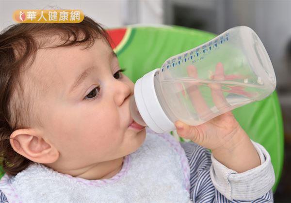 葡萄糖水可取代开水?宝宝4个月后这样补水不