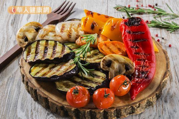 蔬菜因碳水化合物和脂肪含量較少，燒烤所產生的多環胺類致癌物不多，少量攝取不會致癌。