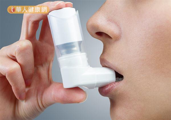 氣喘治療在西醫用藥上，多以吸入性類固醇及支氣管擴張劑等來幫助緩解。